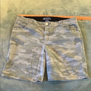 EUC Democracy Women’s Camouflage Jean Shorts - Size 16